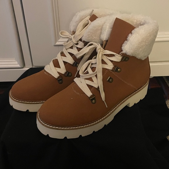 Oasis Society Cream Winter Boots with Textured Sole - Picture 5 of 8